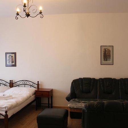 Hotel Cerny Kun Louny Extérieur photo