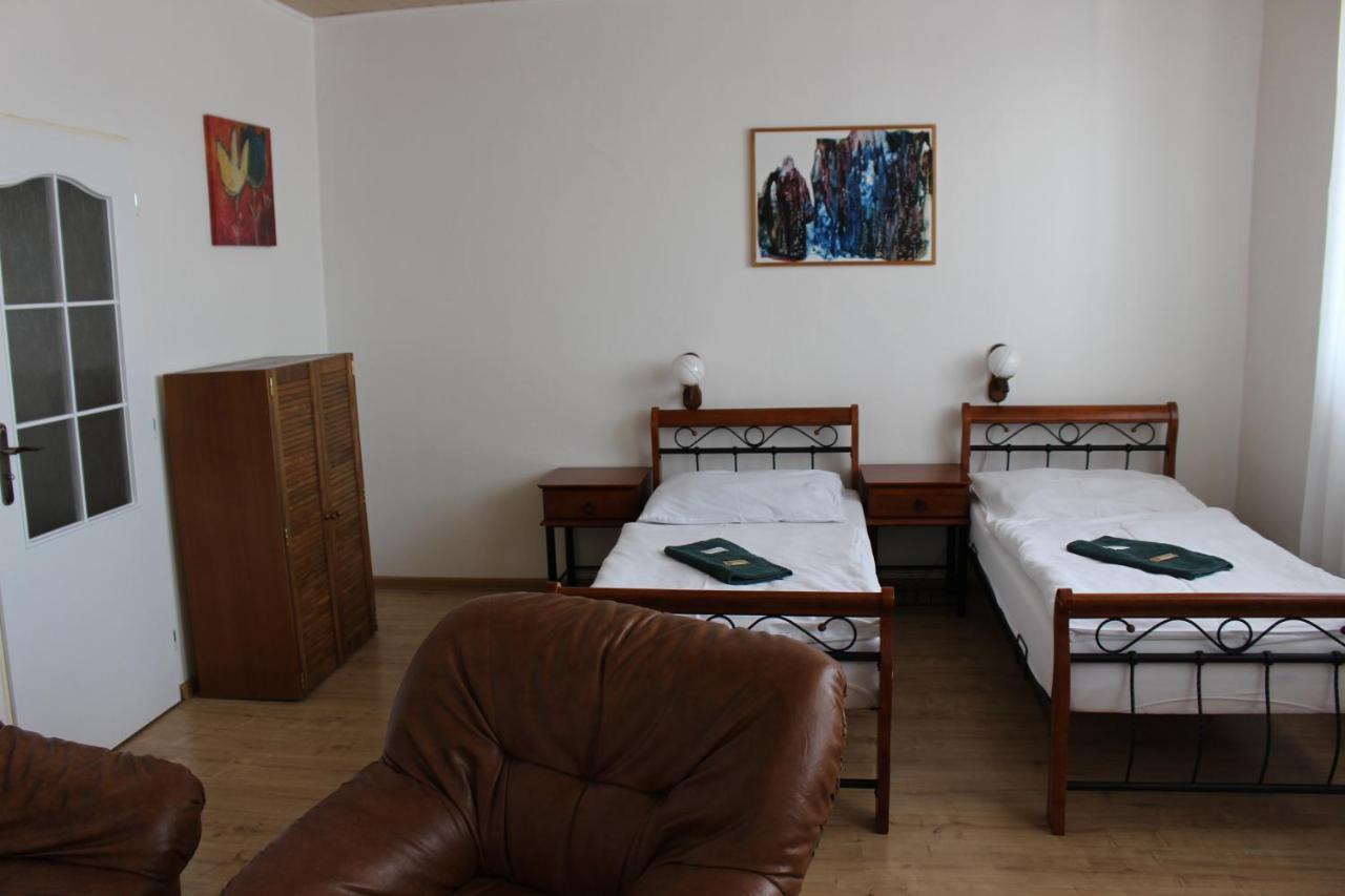 Hotel Cerny Kun Louny Extérieur photo
