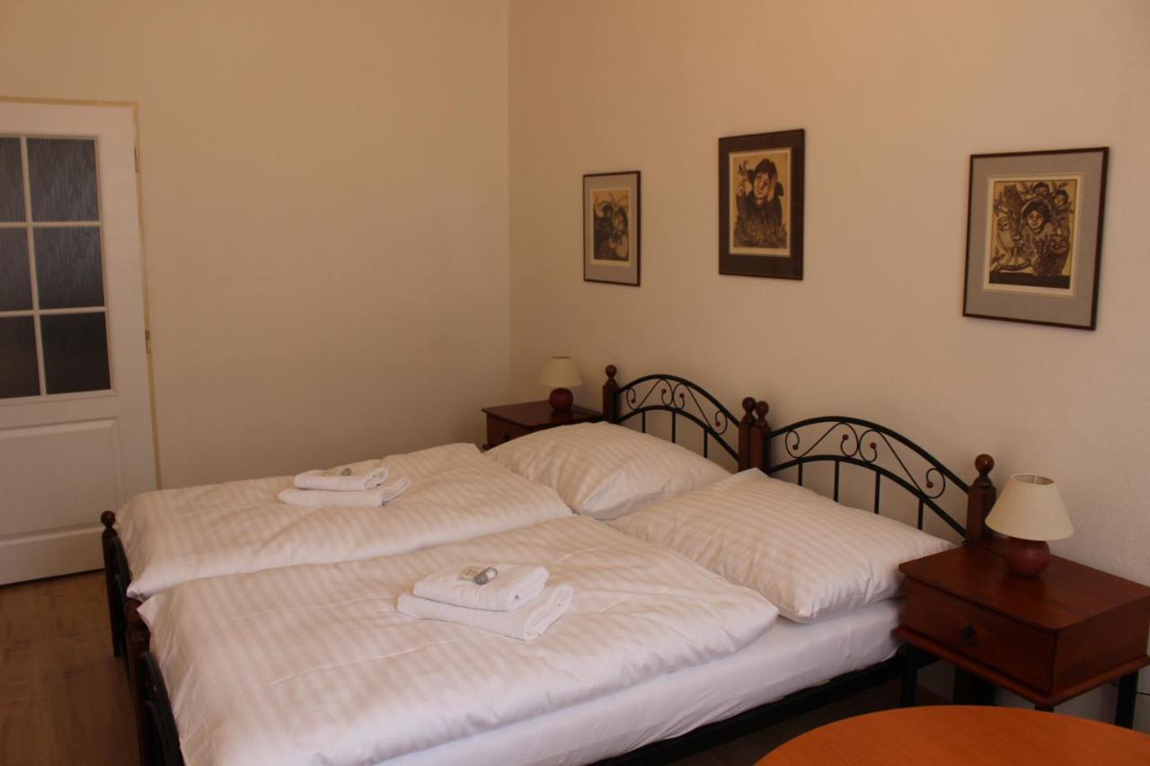 Hotel Cerny Kun Louny Extérieur photo