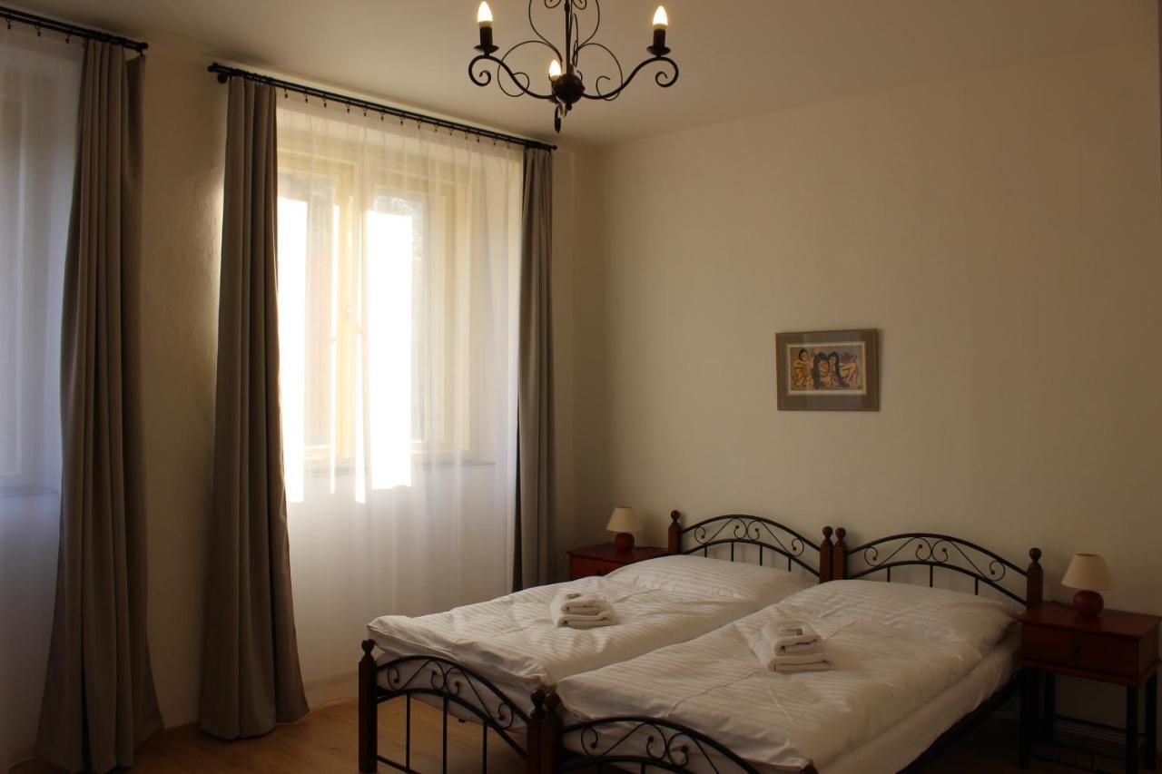 Hotel Cerny Kun Louny Extérieur photo