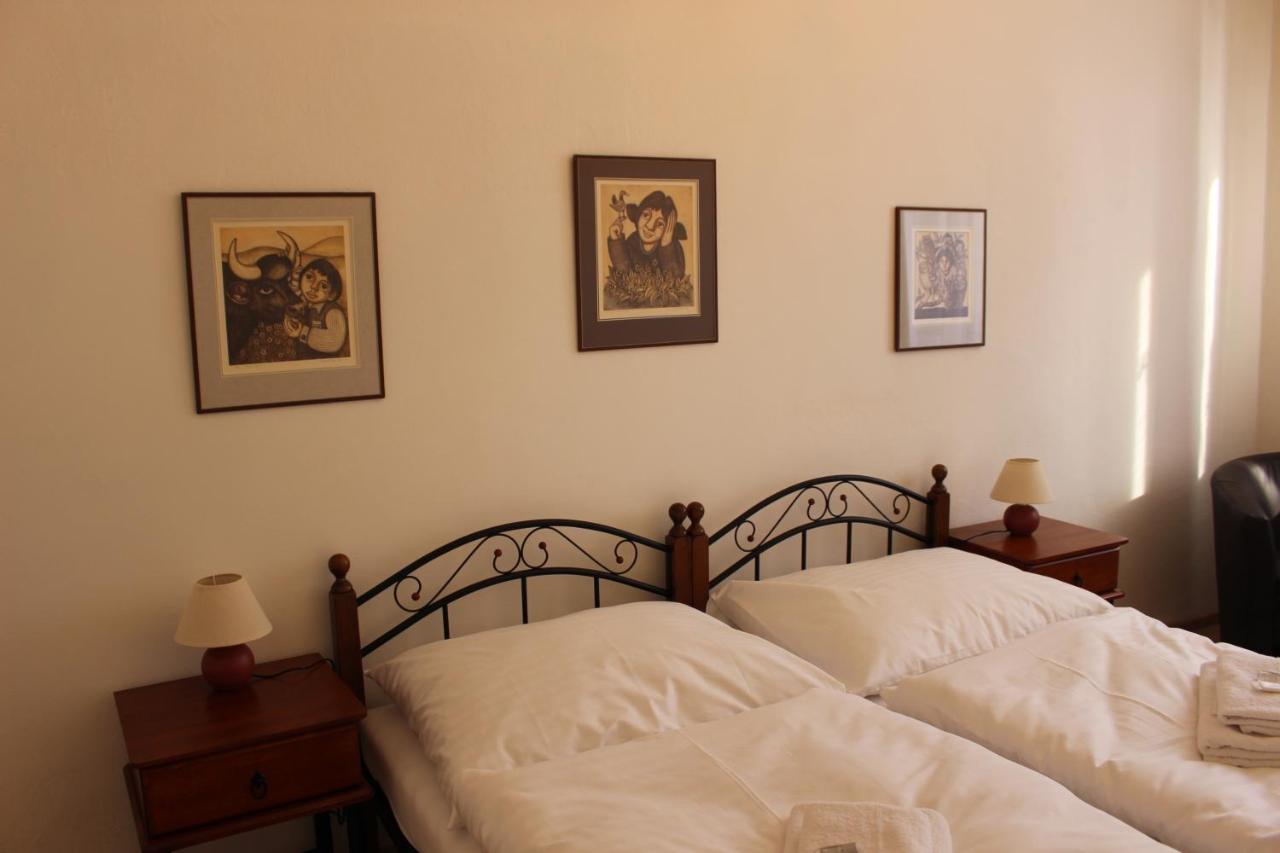 Hotel Cerny Kun Louny Extérieur photo