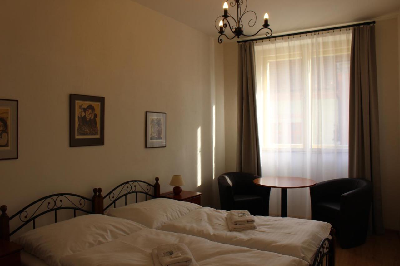Hotel Cerny Kun Louny Extérieur photo