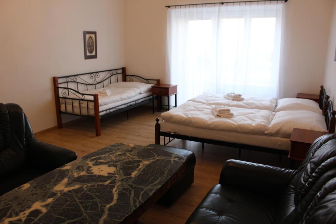 Hotel Cerny Kun Louny Extérieur photo