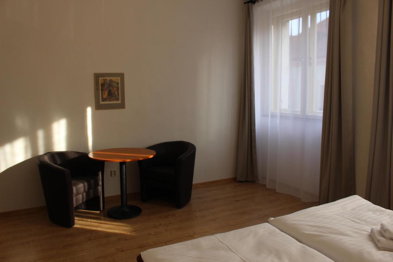 Hotel Cerny Kun Louny Extérieur photo