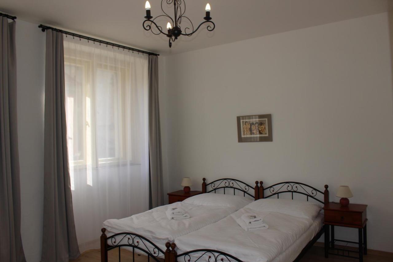 Hotel Cerny Kun Louny Extérieur photo