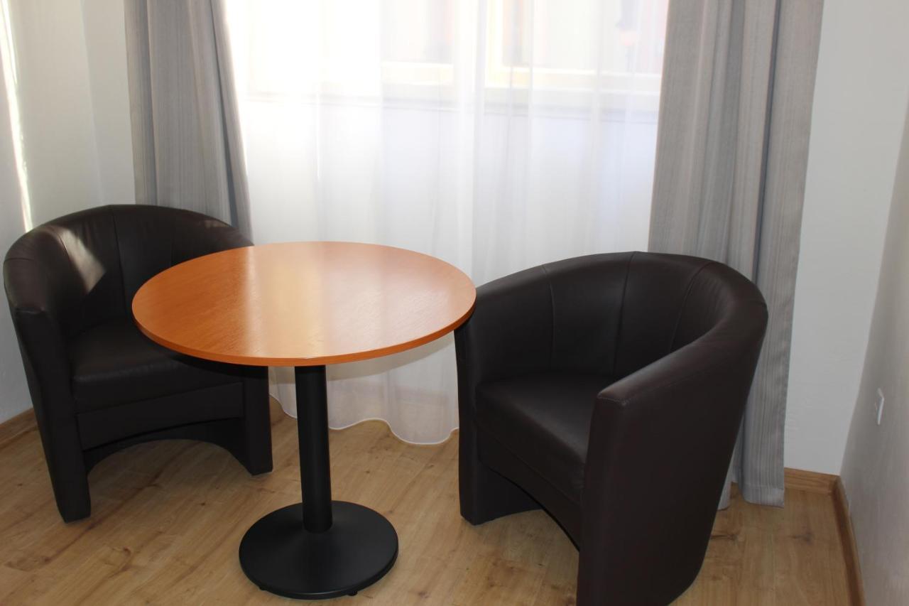 Hotel Cerny Kun Louny Extérieur photo