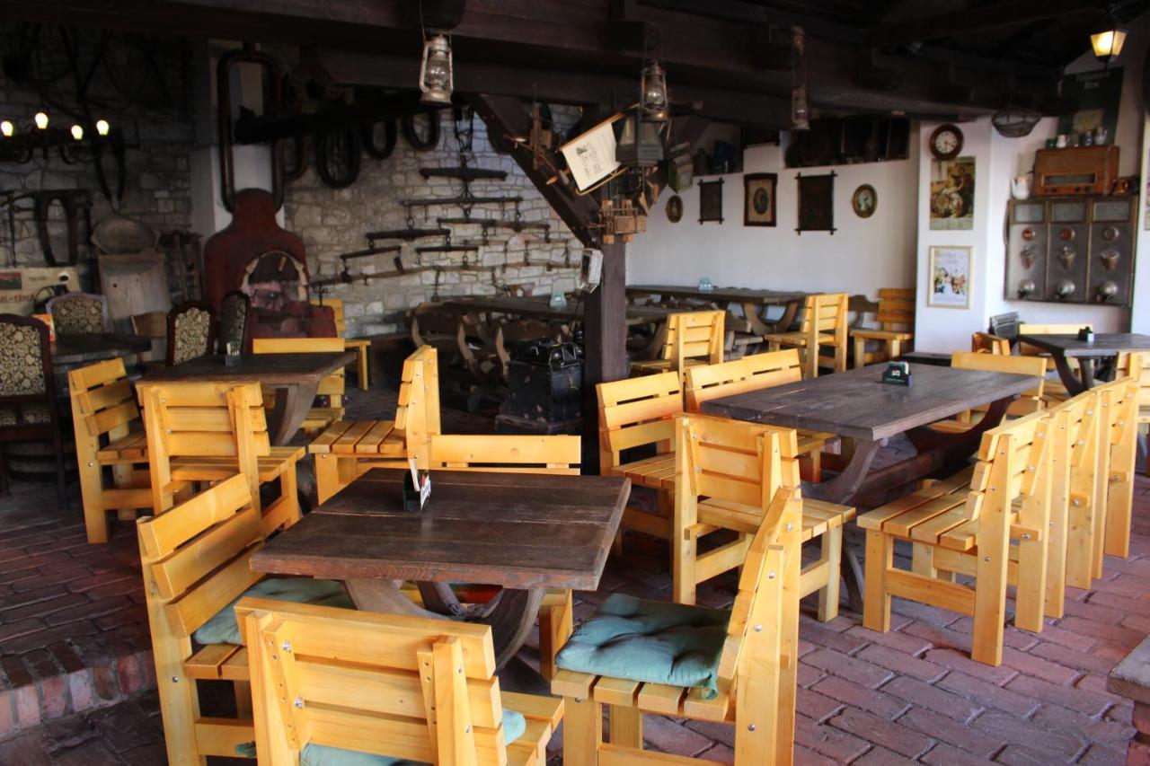 Hotel Cerny Kun Louny Extérieur photo