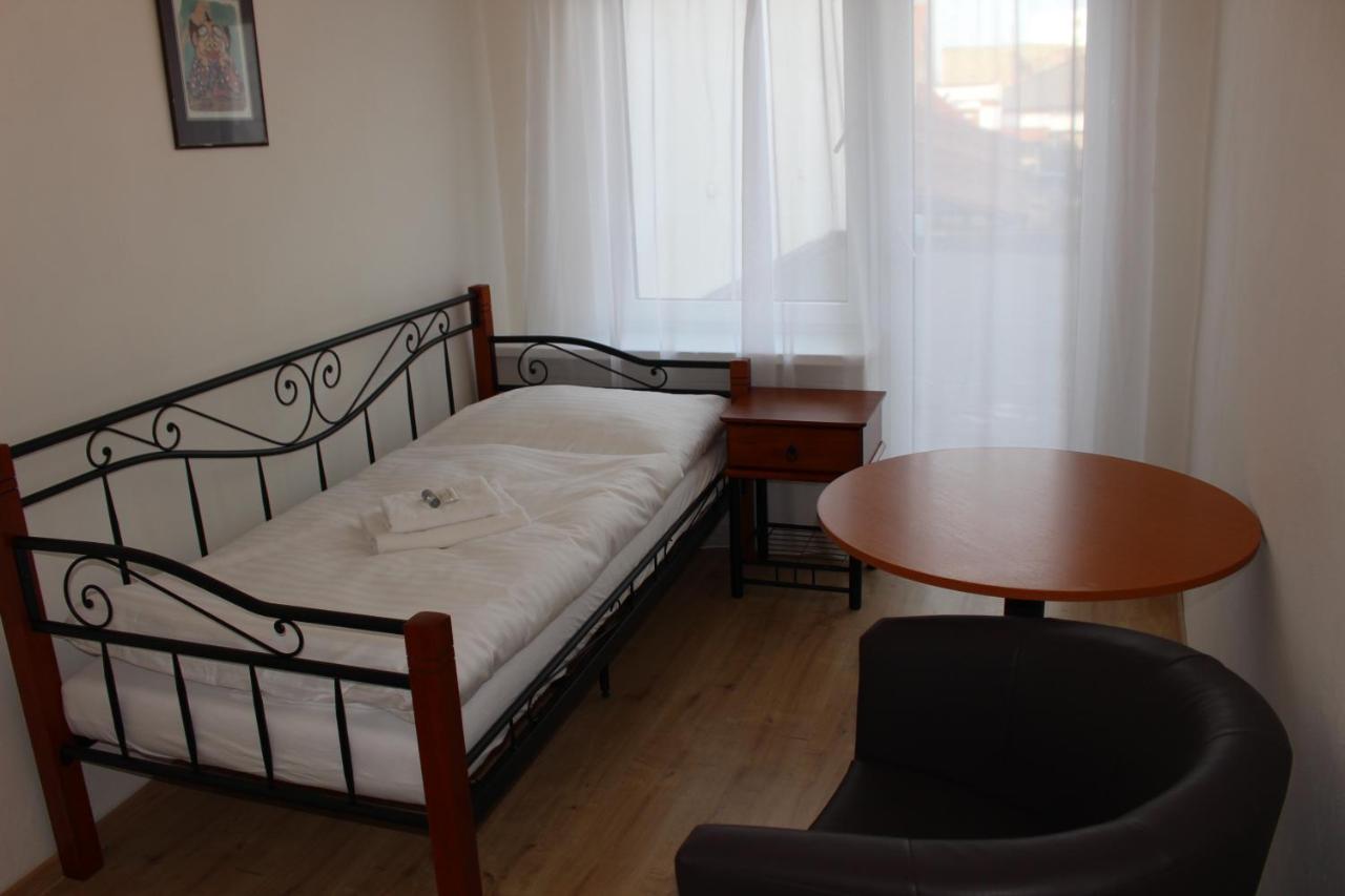 Hotel Cerny Kun Louny Extérieur photo