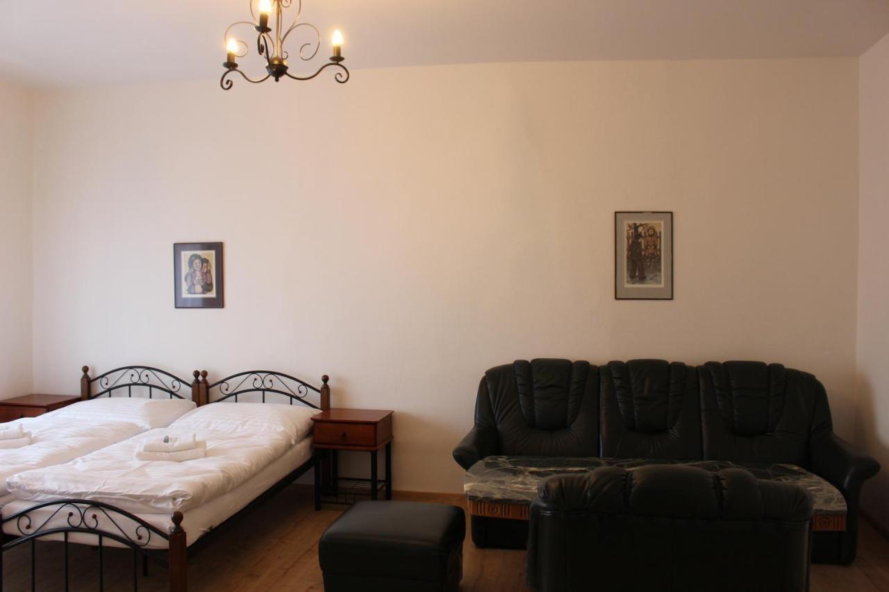 Hotel Cerny Kun Louny Extérieur photo