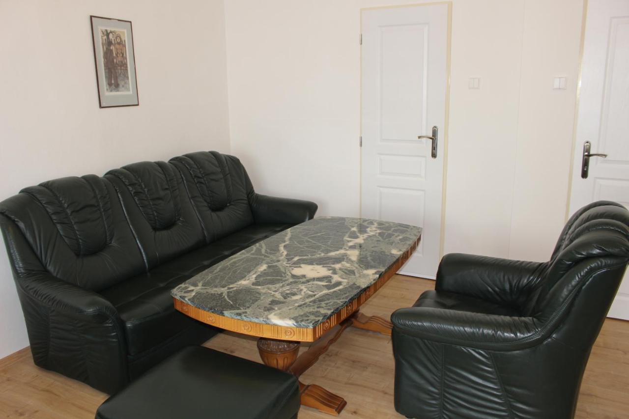 Hotel Cerny Kun Louny Extérieur photo
