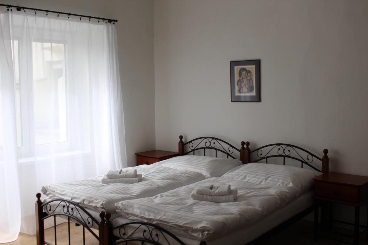 Hotel Cerny Kun Louny Extérieur photo