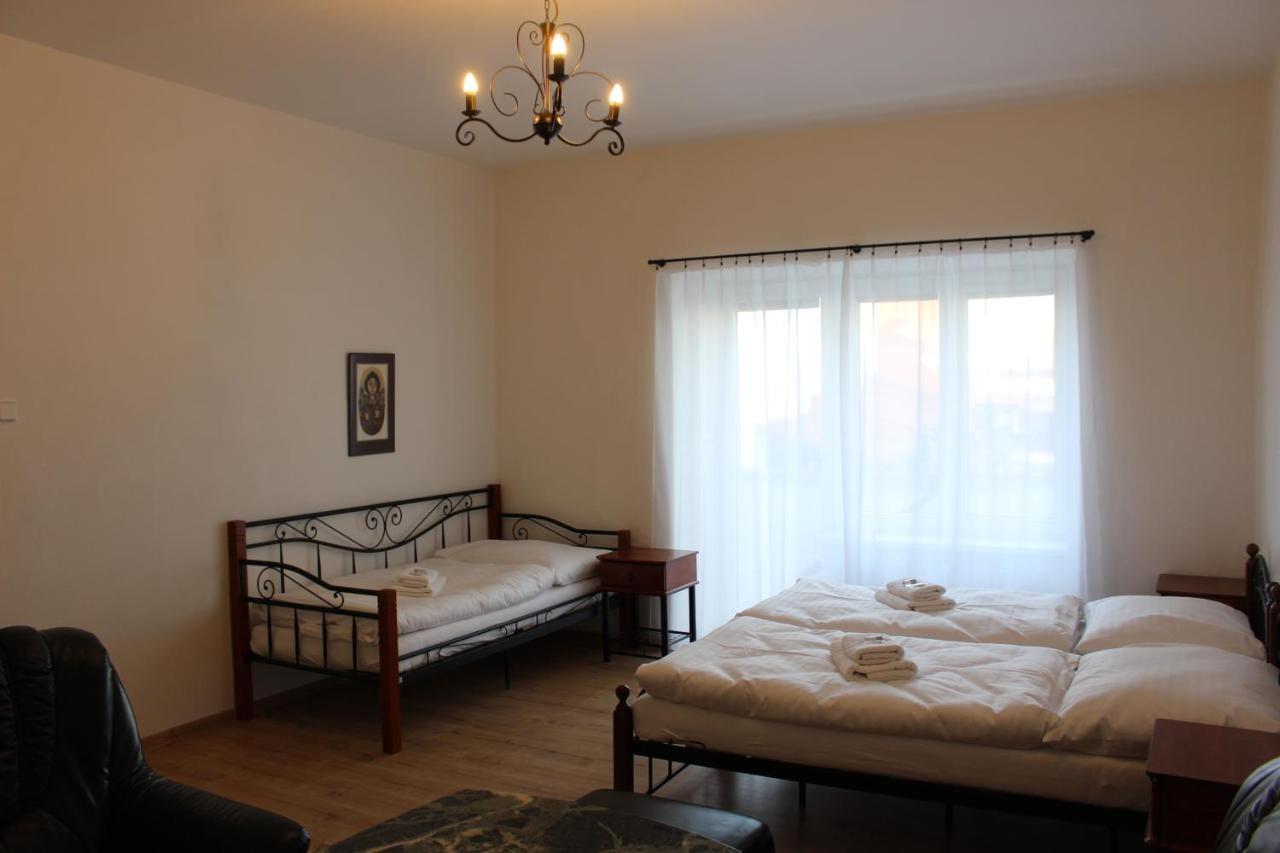 Hotel Cerny Kun Louny Extérieur photo
