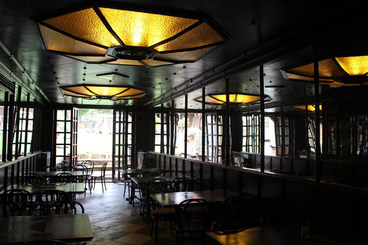 Hotel Cerny Kun Louny Extérieur photo
