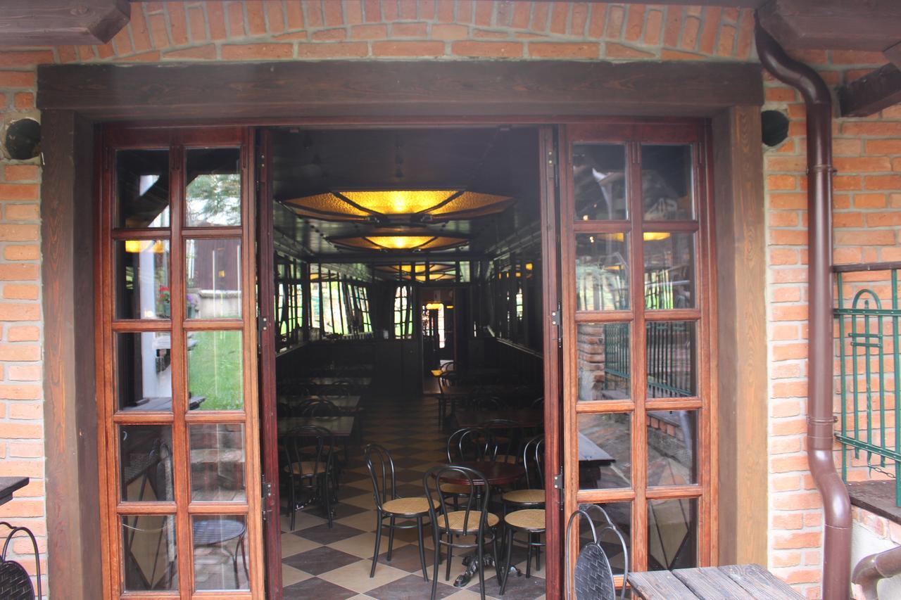 Hotel Cerny Kun Louny Extérieur photo
