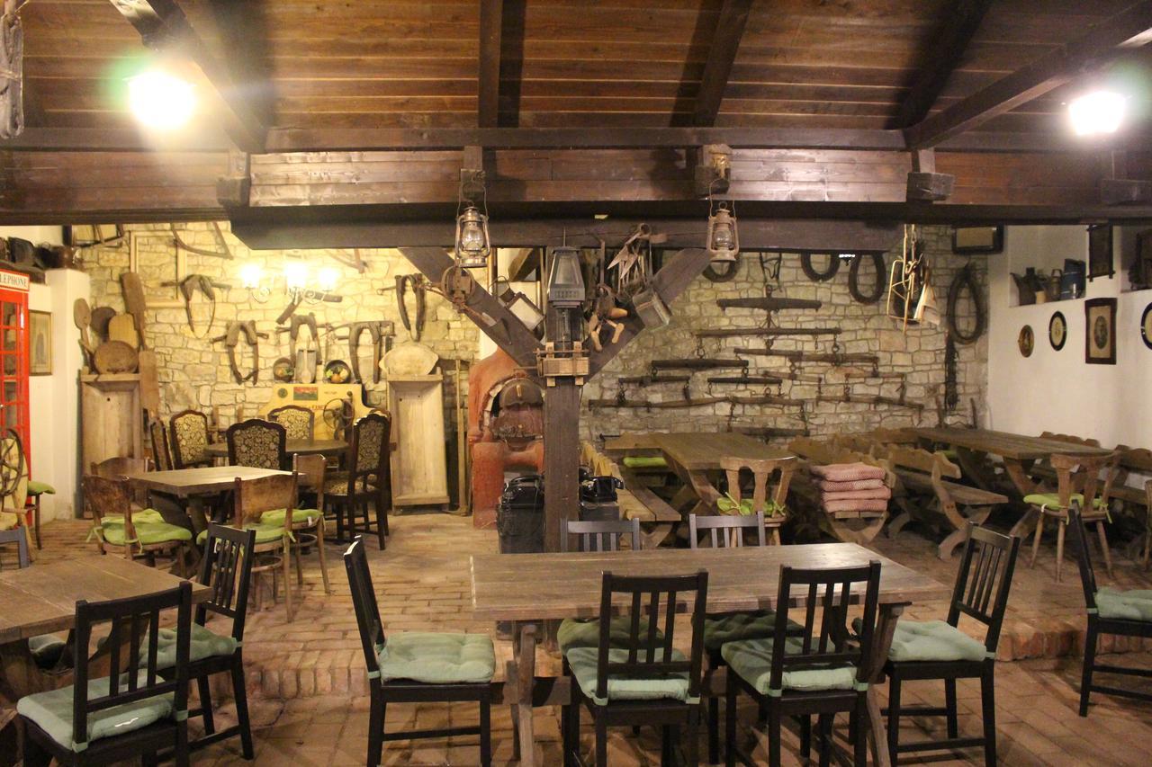 Hotel Cerny Kun Louny Extérieur photo