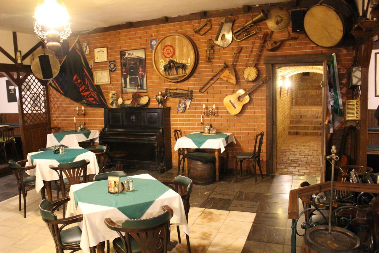 Hotel Cerny Kun Louny Extérieur photo