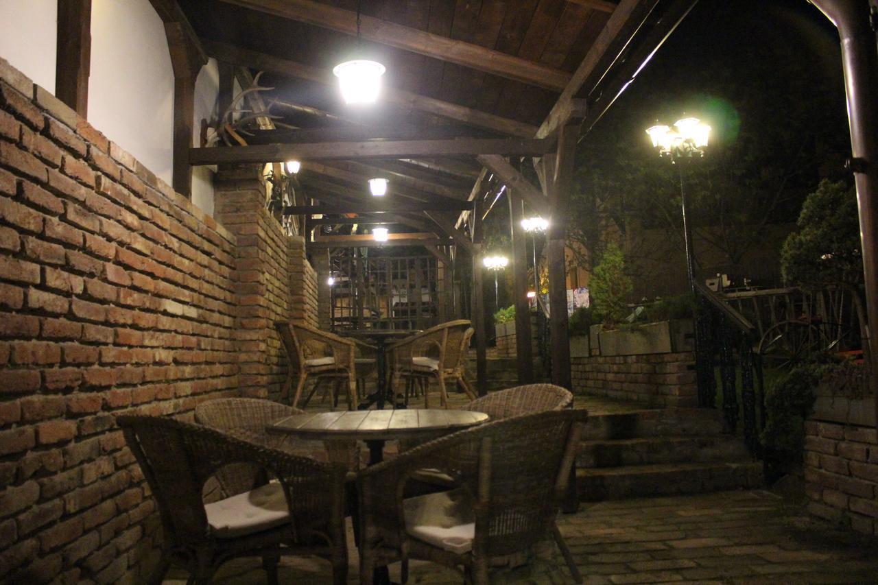 Hotel Cerny Kun Louny Extérieur photo