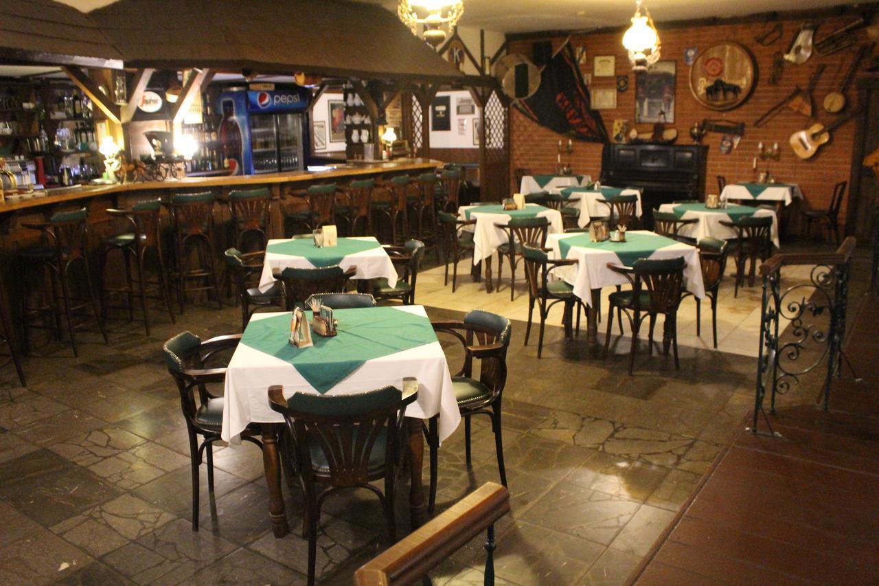 Hotel Cerny Kun Louny Extérieur photo