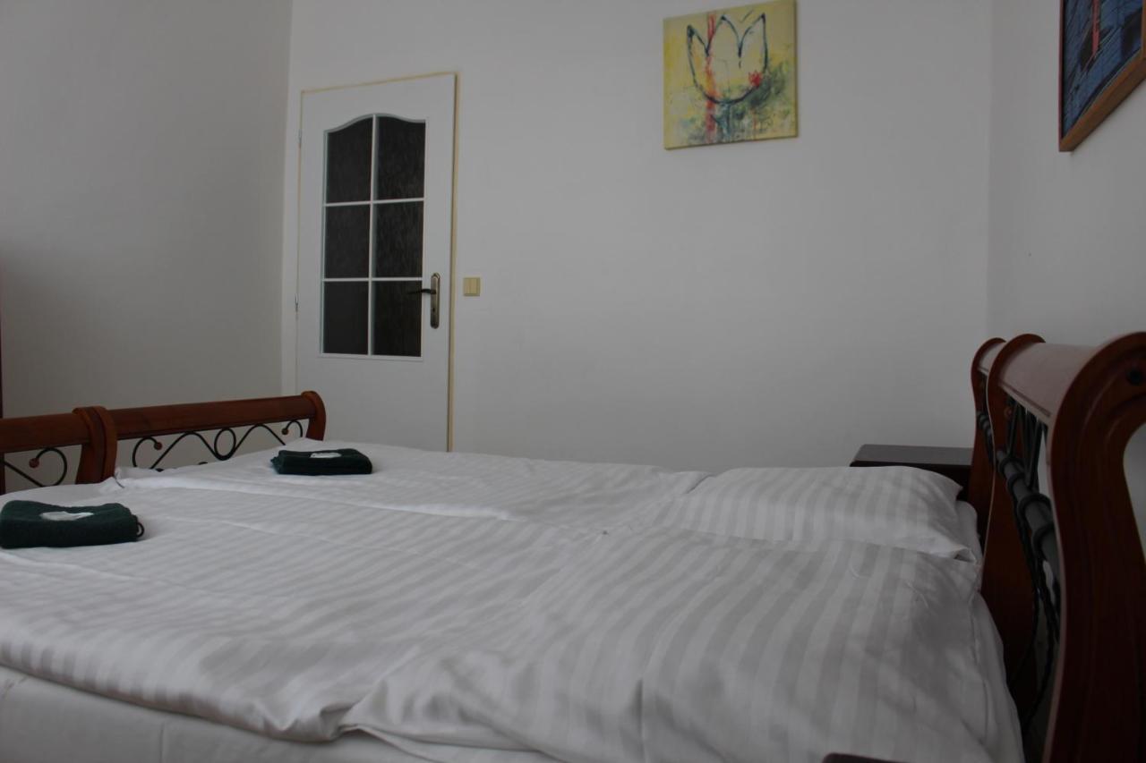 Hotel Cerny Kun Louny Extérieur photo