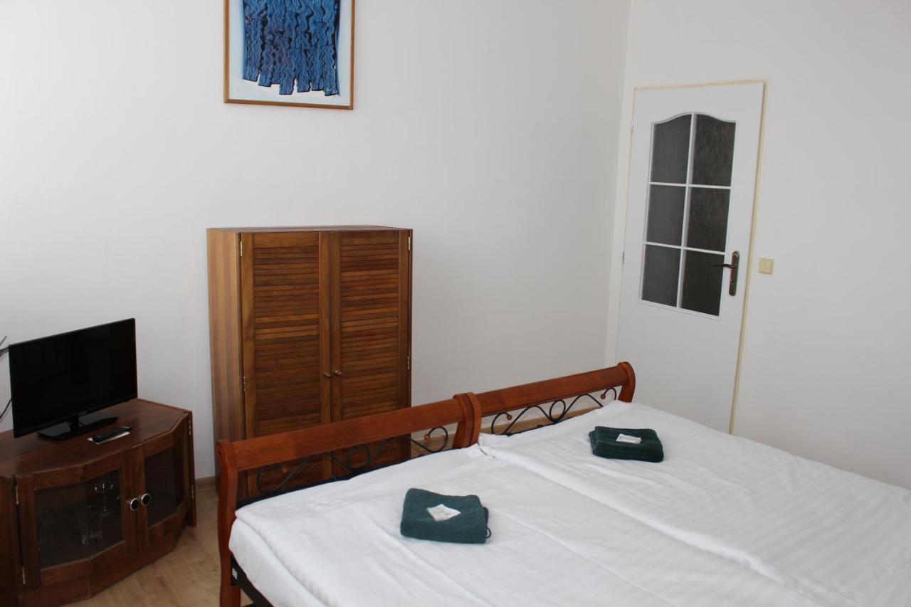 Hotel Cerny Kun Louny Extérieur photo