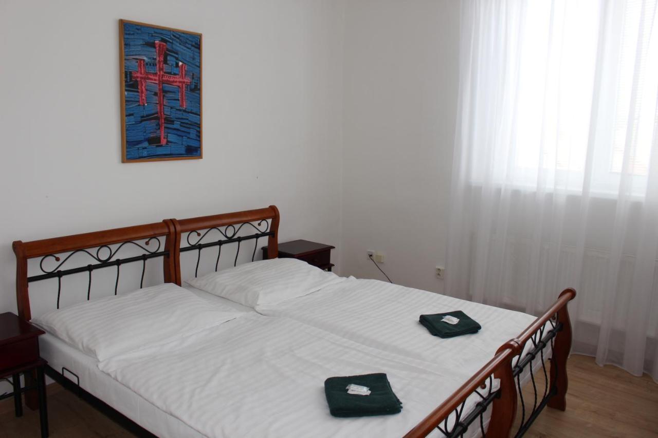 Hotel Cerny Kun Louny Extérieur photo