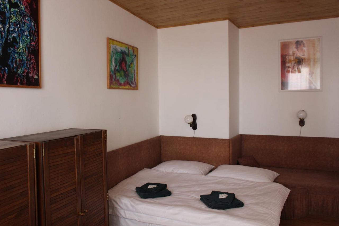 Hotel Cerny Kun Louny Extérieur photo