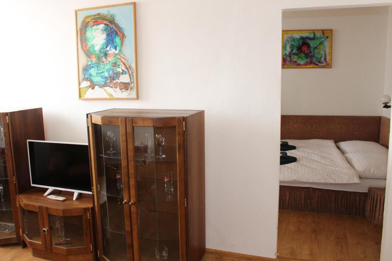 Hotel Cerny Kun Louny Extérieur photo